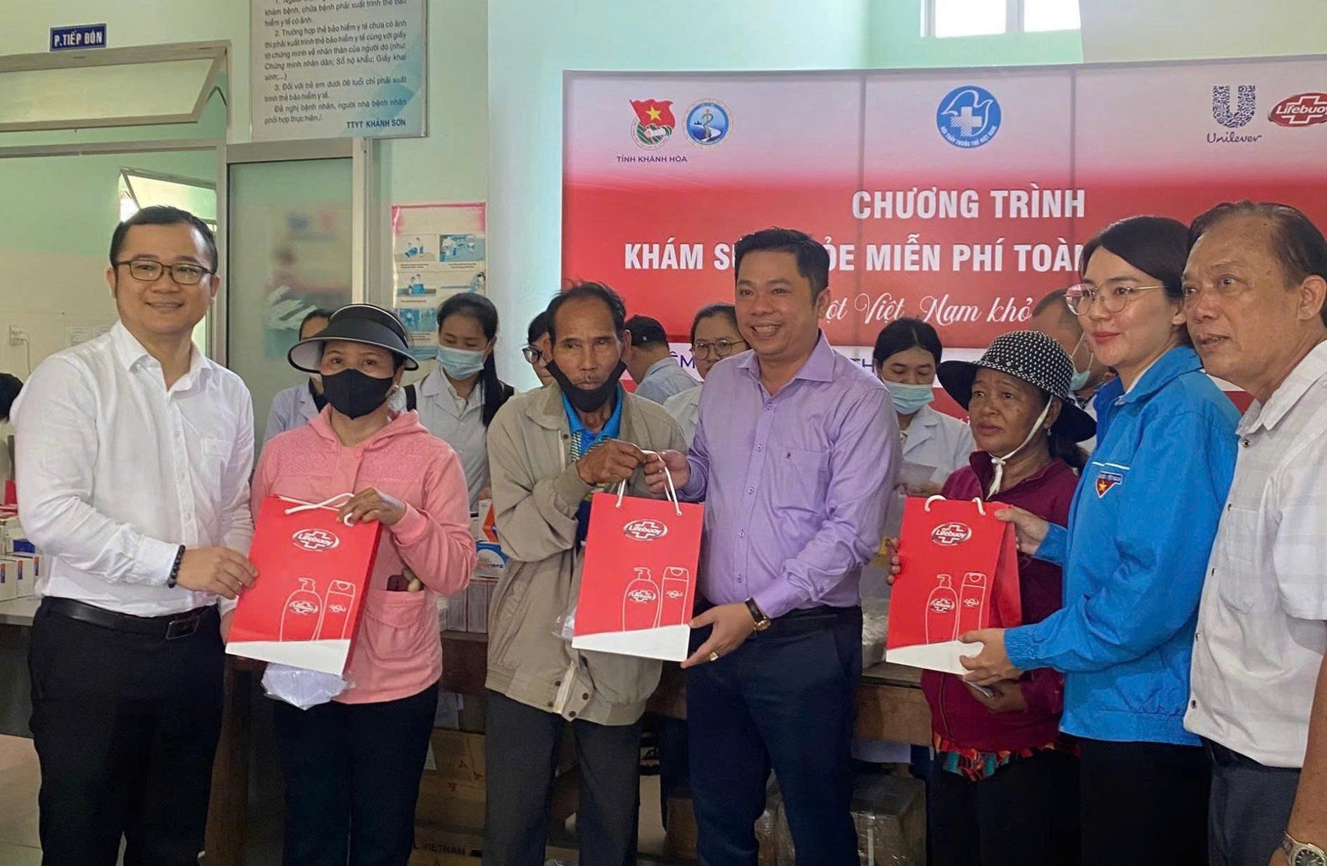 Gần 500 người dân xã Tây Khánh Sơn được khám bệnh, cấp thuốc miễn phí